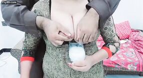خياط هندي يعطي عميل ثدي كبير جنس فموي وجنس شرجي بصوت ساخن نقي 3 دقيقة 40 ثانية