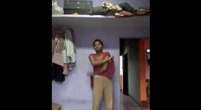 Desi Hint kız alır kapalı ona giysi için Selfies içinde oda 0 dakika 0 saniyelik