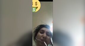 Bocah wadon Desi Nuduhake Katrampilan Driji lan Masturbasi 3 min 40 sec