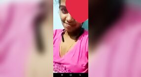 Desi girl exhibe ses gros seins dans une vidéo de VKontakte 0 minute 0 sec