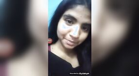 Gadis India Desi memamerkan banyak asetnya dalam video beruap ini 1 min 10 sec