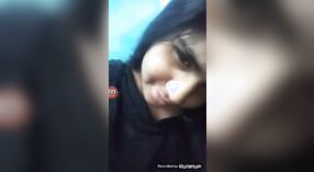 Desi Indian girl hace alarde de sus amplios activos en este video humeante 2 mín. 00 sec