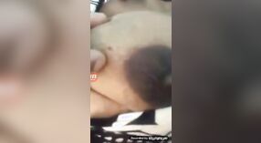 Desi Indian girl hace alarde de sus amplios activos en este video humeante 2 mín. 50 sec