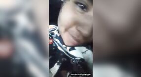 Desi Indian girl hace alarde de sus amplios activos en este video humeante 3 mín. 40 sec