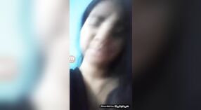 Desi Indian dziewczyna pyszni się jej ogromne aktywa w tym gorącym filmie 4 / min 30 sec