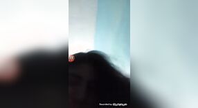 Desi Indian girl hace alarde de sus amplios activos en este video humeante 0 mín. 0 sec