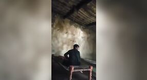 Une femme plus âgée Emballée descend et se salit avec un jeune homme 0 minute 40 sec