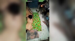 Una pareja tiene sexo en un pueblo durante un video musical 10 mín. 50 sec