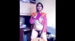 Simi Bhabhi flaunts dheweke amba dodo lan nyenyet pus 0 min 0 sec