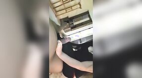 देसी पत्नी अपने पति को इस देसी वीडियो में एक अद्भुत झटका नौकरी देती है 1 मिन 40 एसईसी