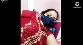 Desi bhabhi se déshabille et montre son corps nu devant sa webcam 0 minute 0 sec
