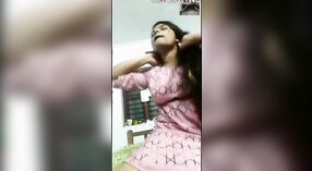 Desi Ragazza prende in giro il suo amante cornea in un incontro sensuale 1 min 40 sec