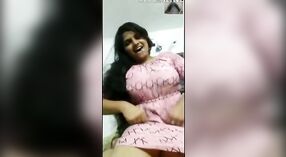 Desi Ragazza prende in giro il suo amante cornea in un incontro sensuale 2 min 00 sec