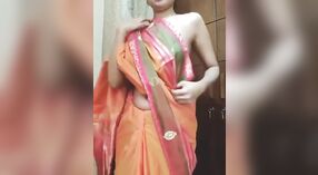 Đẹp Bengali cô gái trong saree show off cô ấy striptease kỹ năng 1 tối thiểu 50 sn