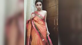 Đẹp Bengali cô gái trong saree show off cô ấy striptease kỹ năng 2 tối thiểu 00 sn