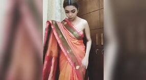 Piękna bengalska dziewczyna w sari pokazuje swoje umiejętności Striptiz 2 / min 10 sec