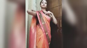 Красивая бенгальская девушка в сари демонстрирует свои навыки стриптиза 2 минута 20 сек