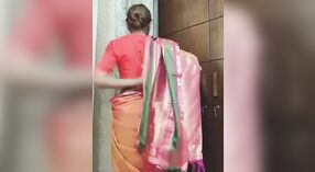 Đẹp Bengali cô gái trong saree show off cô ấy striptease kỹ năng 0 tối thiểu 0 sn