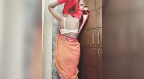 Piękna bengalska dziewczyna w sari pokazuje swoje umiejętności Striptiz 0 / min 30 sec