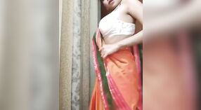 Đẹp Bengali cô gái trong saree show off cô ấy striptease kỹ năng 0 tối thiểu 50 sn