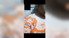 Une bangladaise super excitée se masturbe devant la caméra 2 minute 40 sec