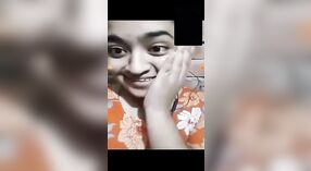 Une bangladaise super excitée se masturbe devant la caméra 8 minute 30 sec