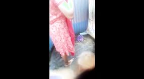देसी लड़की छिपे हुए कैमरे पर पकड़ा पड़ोसी के दोस्त द्वारा 1 मिन 40 एसईसी