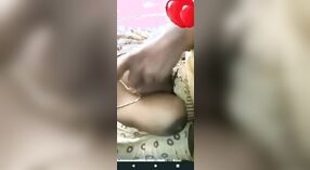 Panggilan video cantik yang menampilkan seorang gadis seksi dan pacarnya di pagi hari 1 min 50 sec