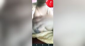 Panggilan video cantik yang menampilkan seorang gadis seksi dan pacarnya di pagi hari 2 min 10 sec