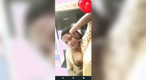 Panggilan video cantik yang menampilkan seorang gadis seksi dan pacarnya di pagi hari 0 min 40 sec