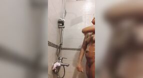 Une superbe jeune fille se salit dans un bain nu et enregistre tout 4 minute 20 sec
