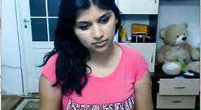 Indian hotties seneng main solo 2 min 20 sec