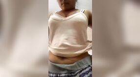Ấn Độ Desi cô gái flaunts cô ấy milky ngực trong một seductive video 0 tối thiểu 0 sn