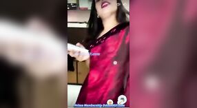 In Asha Singhs Tango-Video tanzt sie ohne BH und Brustwarzenspiel 1 min 40 s