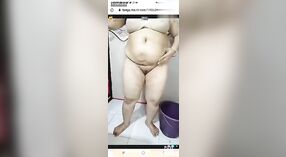 Gordinha Bhabhi Julie mostra seu corpo nu em um vídeo Quente 1 minuto 40 SEC