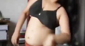 Amateur bhabhi van Kolkata geeft haar first-person Pijpbeurt 2 min 10 sec