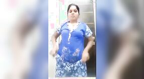 Bhabha with a big booty films herself changing in a steamy video 1 min 20 sec