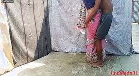Belle Bhabi Bengali en Sari Rose Devient Coquine sur Holi 1 minute 00 sec