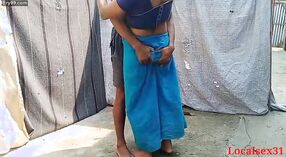 Belle Bhabi Bengali en Sari Rose Devient Coquine sur Holi 1 minute 40 sec