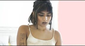 NRI Video Desi Teen Rhea Erotik Mastürbasyon Oturumu 1 dakika 10 saniyelik