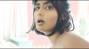 Erotyczna sesja masturbacji Desi Teen Rhea w filmie NRI 3 / min 40 sec