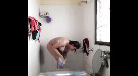 Un estudiante universitario gordito es filmado tomando una ducha 0 mín. 40 sec