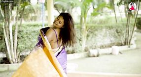 Naari'nin En iyisi: Seksi Saree'de Stil Kaplı Bir Güzellik 2 dakika 00 saniyelik