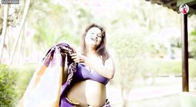 Naari'nin En iyisi: Seksi Saree'de Stil Kaplı Bir Güzellik 3 dakika 40 saniyelik