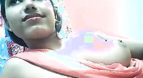 La nena de piel oscura Ishita Agarkar muestra sus curvas en un video caliente 3 mín. 20 sec