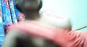 肌の肌のベイビー石田agarkarは、ホットなビデオで彼女の曲線を見せています 3 分 30 秒