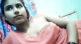 La fille à la peau foncée Ishita Agarkar montre ses courbes dans une vidéo chaude 0 minute 0 sec
