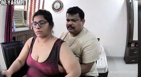Wanita India menjilat ketiaknya di depan kamera 1 min 20 sec