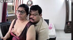 Indiase vrouw likt haar oksels op camera 1 min 40 sec