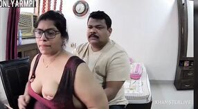 印度妇女舔她的腋窝在相机上 2 敏 00 sec